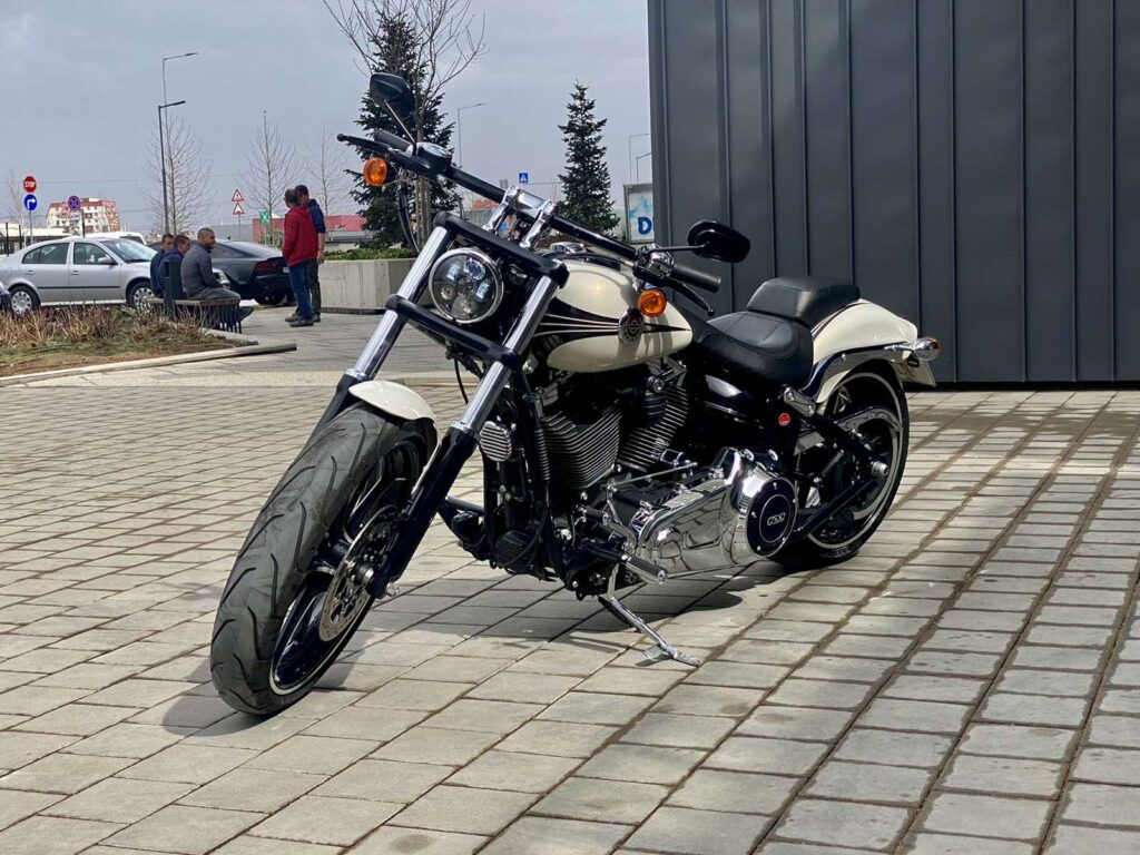 Harley-Davidson Softail BREAKOUT - 16