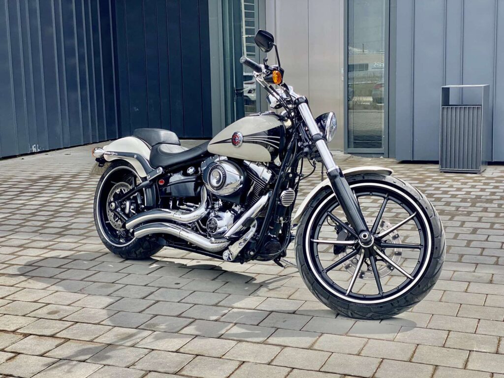 Harley-Davidson Softail BREAKOUT - 26
