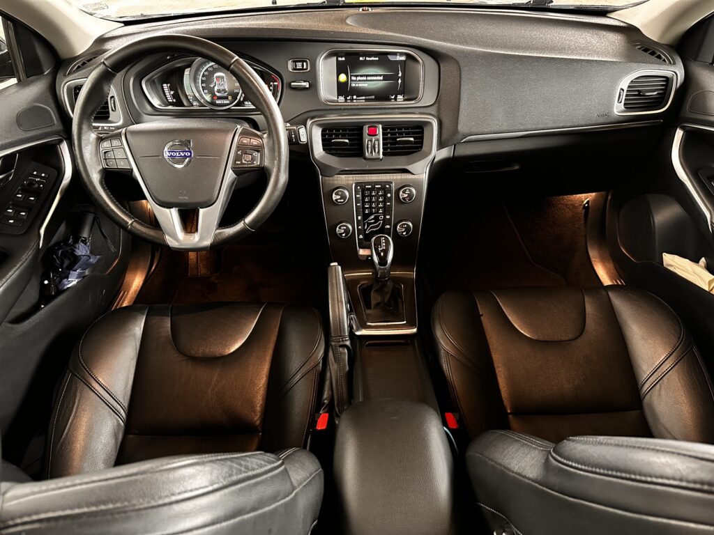 VOLVO V 40 D3 2.0 Momentum - 26