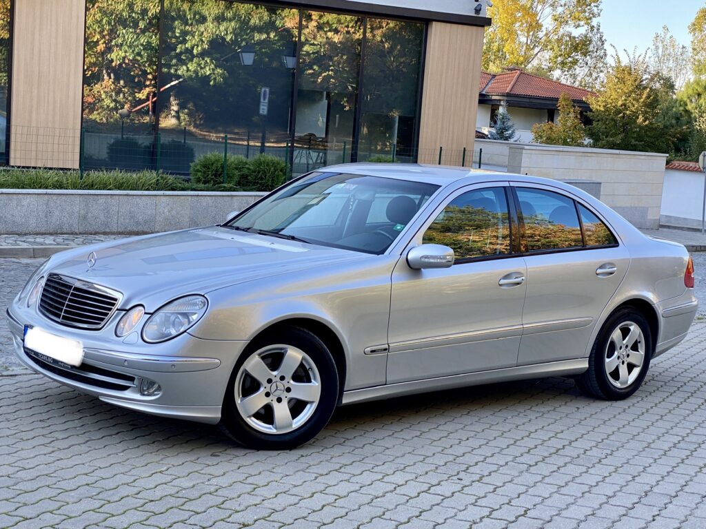 MERCEDES-BENZ E 220 CDI * АВАНГАРД * АВТОМАТ * ПЕРФЕКТНА - 35
